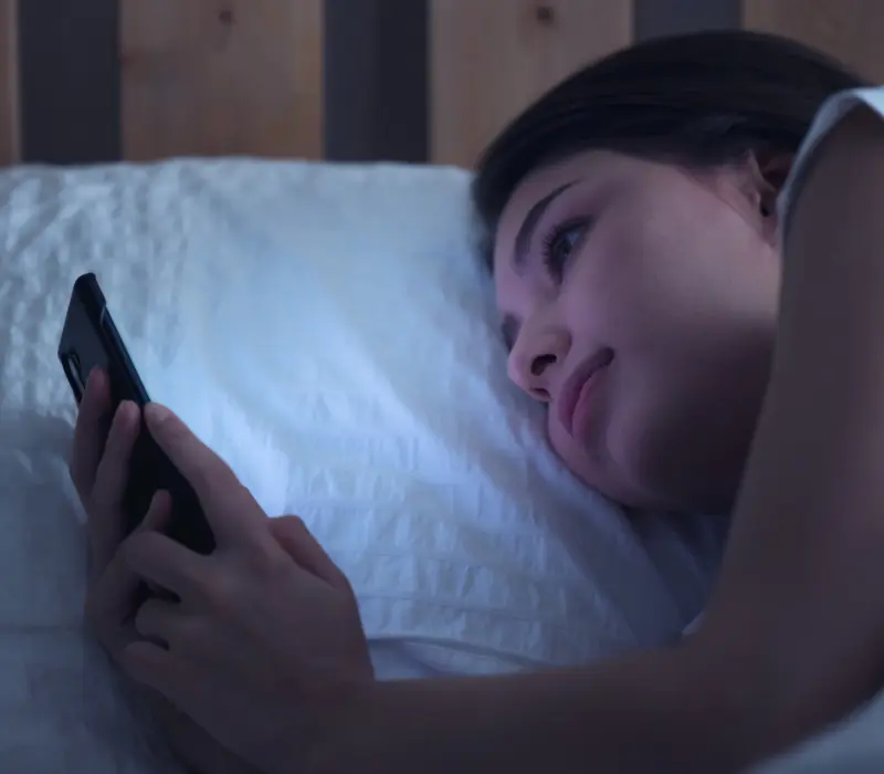 Mexer no celular antes de dormir